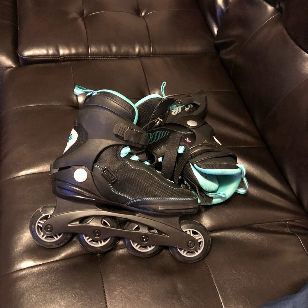 Size 6 roller blades wonky worn once.